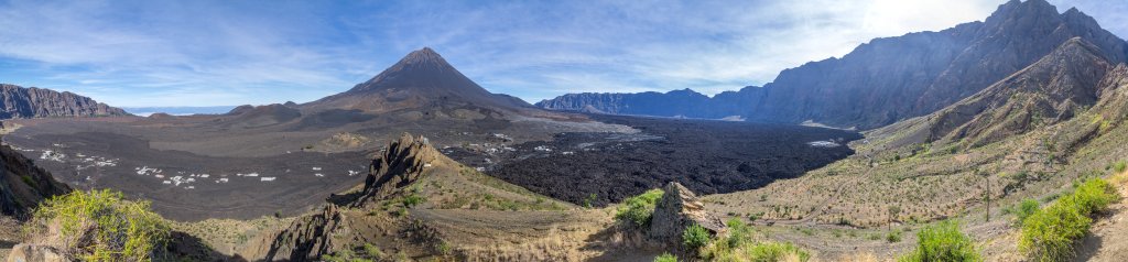 Ein Aussichtspunkt oberhalb des vom Lavastrom von 2014 verschütteten Dorfes Cha das Caldeiras bietet einen großartigen Blick auf den Vulkankegel des Pico do Fogo (2829 m), den halbkreisförmigen Felskessel seiner Caldeira mit einem Durchmesser von 9km und die nun langsam auf dem immer noch warmen Lavafeld neu entstehenden Gebäude, Kapverden, März 2016.