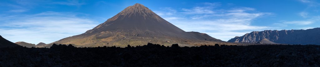Die Abendsonne beleuchtet den Vulkankegel des Pico do Fogo (2829m), während die Dämmerung den Boden der Caldeira und den Lavastrom von 2014 bereits erreicht hat, Kapverden, März 2016.