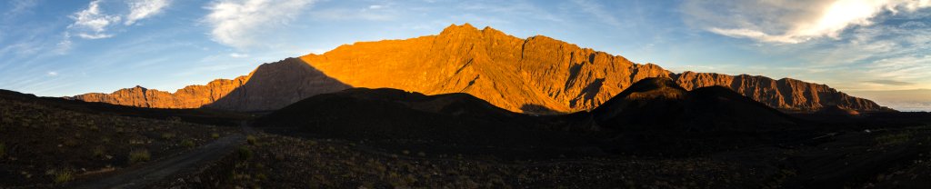 Beim Sonnenaufgang am Pico do Fogo (2829m) berührt der Schatten des Vulkankegels den oberen Rand der Ringmauer der Caldeira, Kapverden, März 2016.