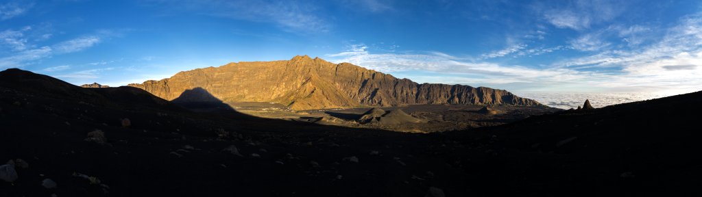 Sonnenaufgang in der Caldeira des Pico do Fogo (2829m), Kapverden, März 2016.