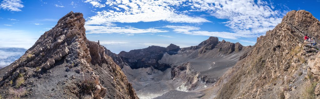 Am Kraterrand auf 2779m angekommen eröffnet sich der Tiefblick in den Krater des Pico do Fogo (2829m), Kapverden, März 2016.