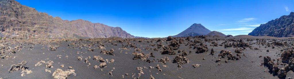 Der 9km im Rund messende Boden der Caldeira des Pico do Fogo (2829m) ist mit weiten Asche-, Schlacke- und Lavafeldern bedeckt. An der westlichen Flanke des Pico do Fogo befindet sich mit dem Pico Pequeno (2000m) die vulkanisch derzeit aktive Zone und der jüngste Ausbruchskrater von 2014, Kapverden, März 2016.