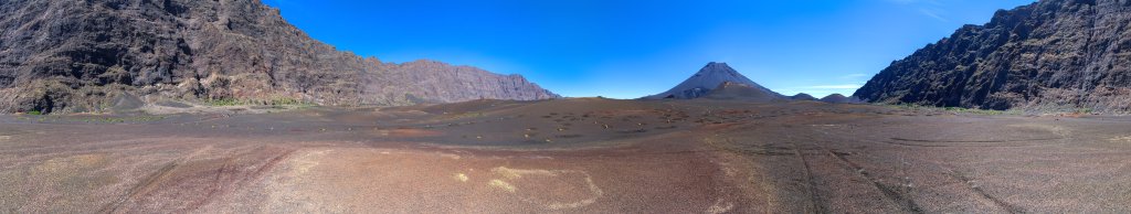 Der 9km im Rund messende Boden der Caldeira des Pico do Fogo (2829m) ist mit weiten Asche-, Schlacke- und Lavafeldern bedeckt, Kapverden, März 2016.
