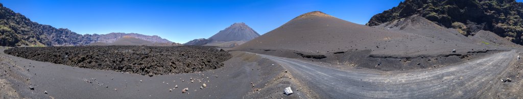 360-Grad-Panorama im südlichen Teil der Caldeira nahe des Eingangs in den Pico do Fogo Nationalpark, wo die neu angelegte Schotterstrasse das neue Lavafeld vom Vulkanausbruch von 2014 unterhalb der Caldeira-Ringmauer in weiten Bögen umgehen muss, Kapverden, März 2016.