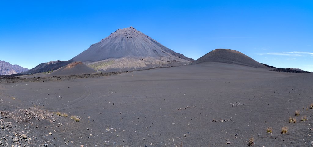 Pico do Fogo (2829m) wie man ihn vom südlichen Zugang zur Caldeira und zum Pico do Fogo Nationalpark aus zu sehen bekommt. Auf der linken Seite des Vulkankegels hat sich der neue vulkanisch aktive Nebenkrater des Pico Pequeno gebildet, Kapverden, März 2016.