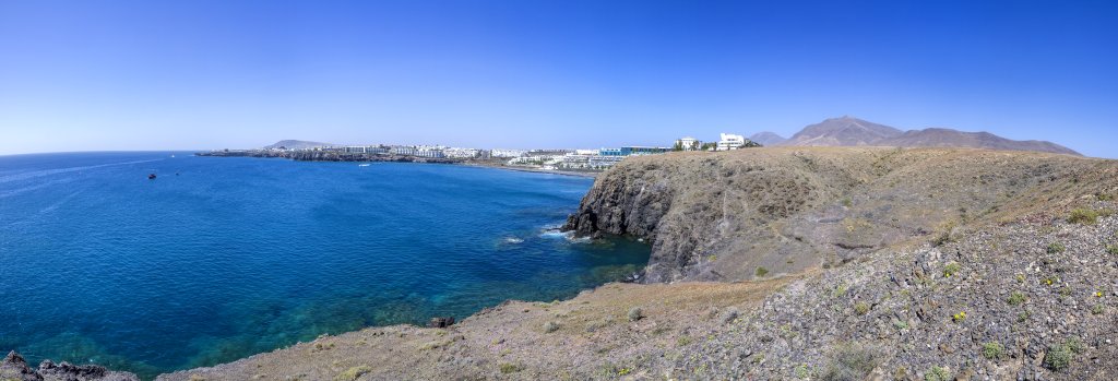 Playa Blanca an der Südspitze von Lanzarote mit der weiten Bucht der Playa Coloradas, Lanzarote, Kanarische Inseln, März 2017.