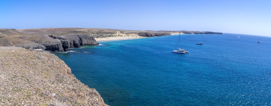 Blick auf den Playa Mujeres und Playa del Pozo an der Südküste von Lanzarote, Lanzarote, Kanarische Inseln, März 2017.