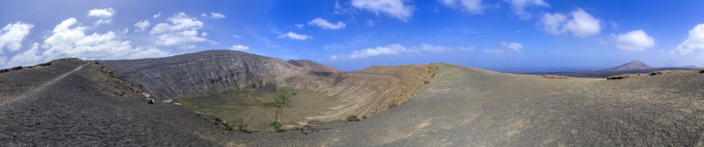 Die Caldera Blanca (458m) ist einer der größten Rundkrater auf Lanzarote. Auf einem Pfad kann man den nahezu perfekt kreisrunden Krater einmal umrunden, Lanzarote, Kanarische Inseln, März 2017.