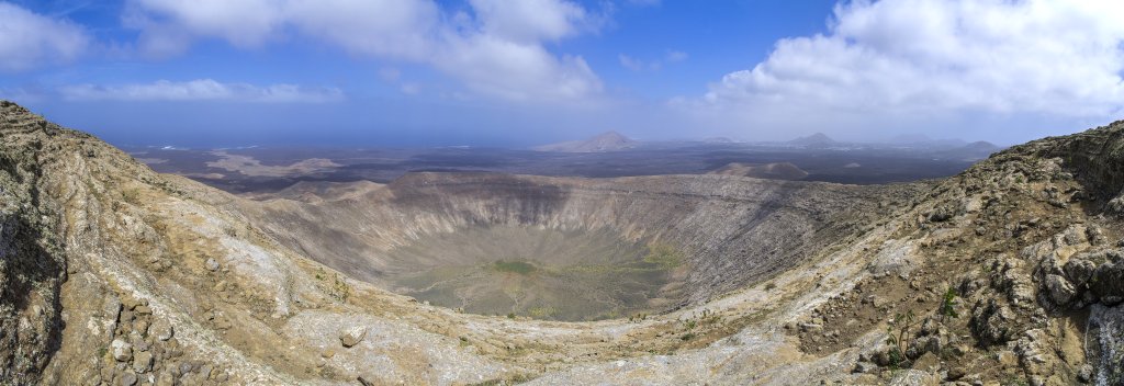 Auf schmalem Pfad zum Gipfel des Ringkraters der Caldera Blanca (458m), Lanzarote, Kanarische Inseln, März 2017.