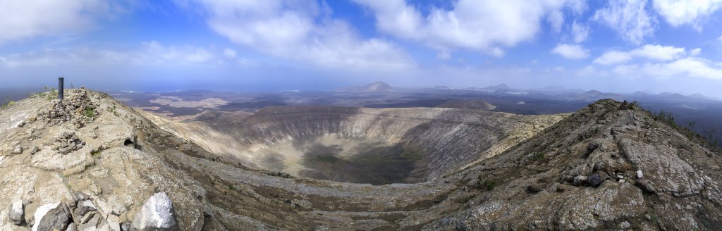 Am stürmischen Gipfel der Caldera Blanca (458m), Lanzarote, Kanarische Inseln, März 2017.