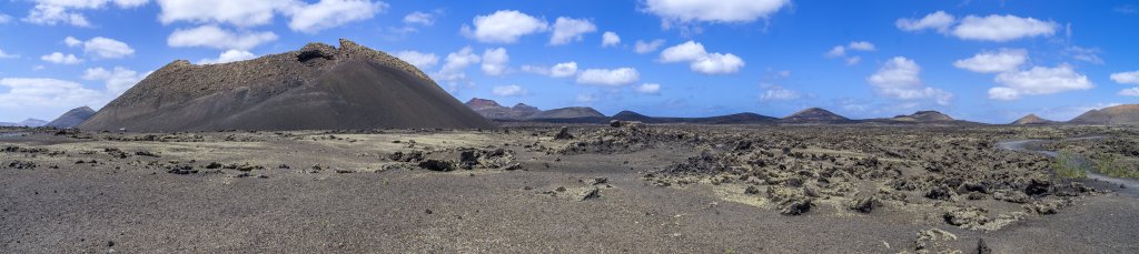 An der Caldera de los Cuervos im Nordosten des Timanfaya Nationalparks von Lanzarote, Lanzarote, Kanarische Inseln, März 2017.