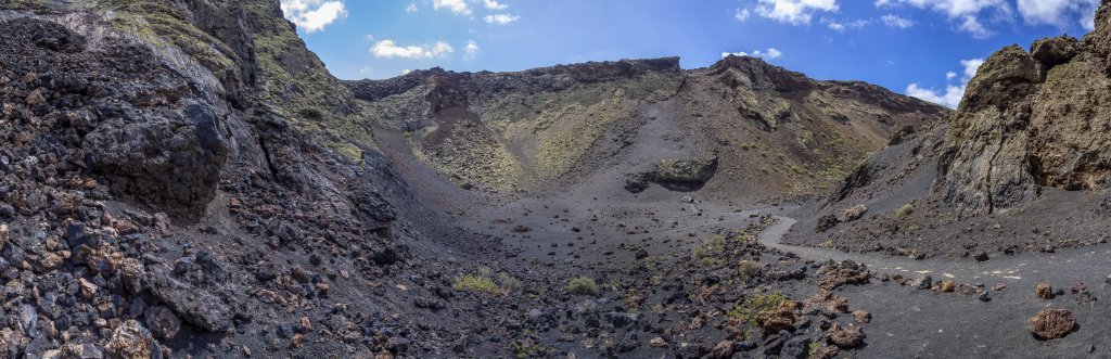 Durch die von der Kraterexplosion eröffnete Schlucht betritt man das Innere der Caldera de los Cuervos, Lanzarote, Kanarische Inseln, März 2017.