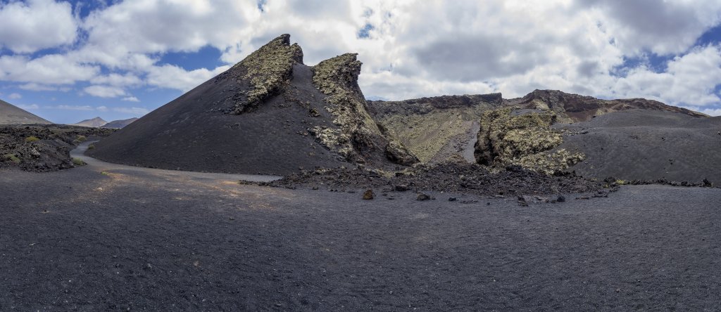Der bei der Explosion zerborstene Kraterrand eröffnet heute den Zugang ins Innere der Caldera de los Cuervos, Lanzarote, Kanarische Inseln, März 2017.