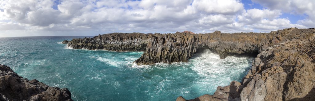 An den Grotten, Brandungshöhlen und Blowholes der Basalt-Steilküste von Los Hervideros, Lanzarote, Kanarische Inseln, März 2017.