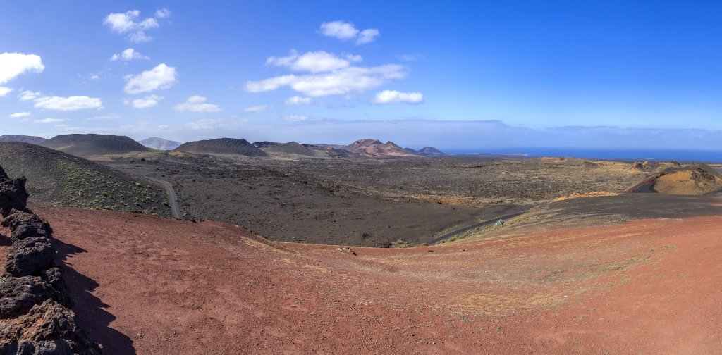 Rauhe Vulkanlandschaften im Timanfaya Nationalpark - Montanas del Fuego auf Lanzarote, Lanzarote, Kanarische Inseln, März 2017.