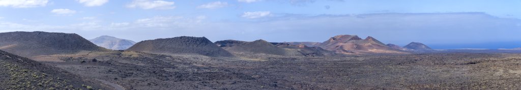 Rauhe Vulkanlandschaften im Timanfaya Nationalpark - Montanas del Fuego auf Lanzarote, Lanzarote, Kanarische Inseln, März 2017.