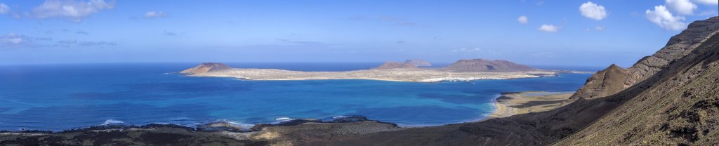 Blick auf die Lanzarote im Norden vorgelagerte Insel La Graciosa, Lanzarote, Kanarische Inseln, März 2017.