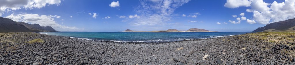 Am Playa del Risco im Norden Lanzarotes mit Blick auf die vorgelagerte Insel La Graciosa, Lanzarote, Kanarische Inseln, März 2017.