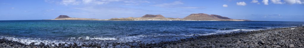 Am Playa del Risco im Norden Lanzarotes mit Blick auf die vorgelagerte Insel La Graciosa, Lanzarote, Kanarische Inseln, März 2017.