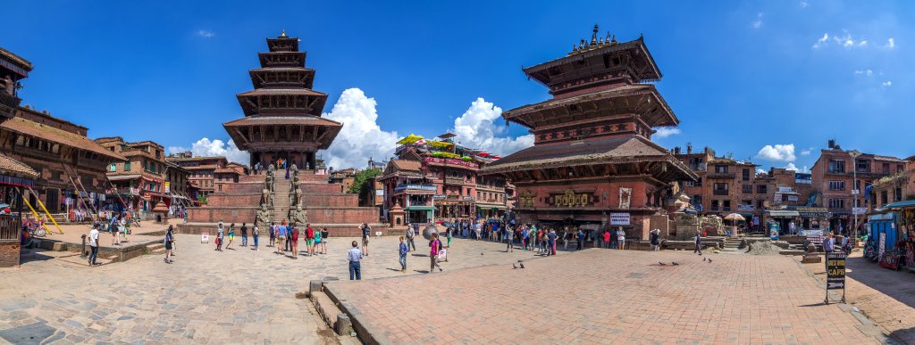 Zentraler Tempelplatz in Bhaktapur mit dem Bhairabhnath-Tempel (rechts) und dem Nyatapola-Tempel (Mitte) - dem höchsten Pagoden-Tempel der Welt, Nepal, Oktober 2017.