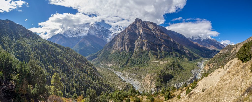 Im kleinen Ort Ghyaru an der Jhunju Chorten gut 400 Höhenmeter über dem Marsyangdi-Fluß verstecken sich die Annapurna II (links, 7937m) und Annapurna III (rechts, 7555m) noch in den Wolken, Nepal, Oktober 2017.