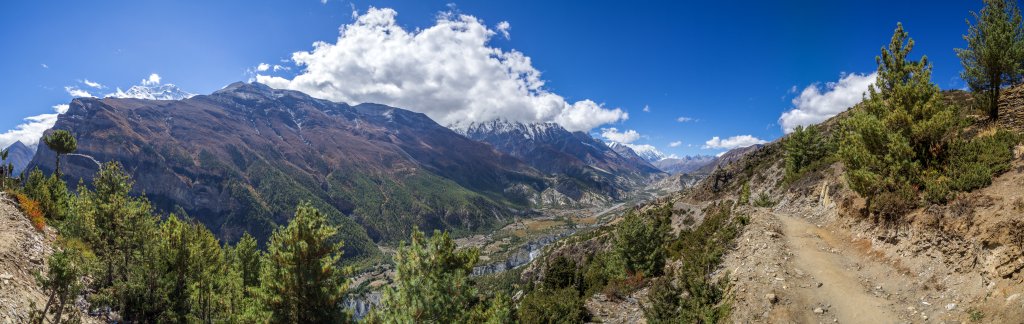 Kurz vor dem Ort Ngawal und hoch über dem Flugfeld von Pisang gibt sich die Annapurna II (links oben, 7937m) die Ehre, Nepal, Oktober 2017.