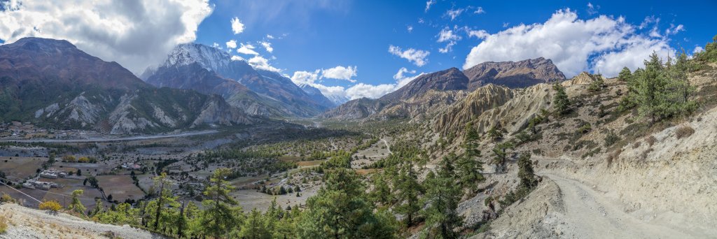 Hinter dem Ort Ngawal (3667m) und auf Höhe des Flugfelds von Pisang betritt man auf staubigen Wegen in Richtung Manang ein Gebiet bizarrer Erosionslandschaften, Nepal, Oktober 2017.