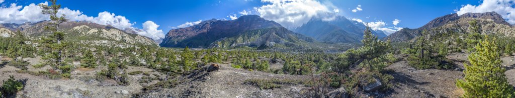 Auf staubigen Wegen durch Erosionslandschaften im oberen Marsyangdi-Flußtal auf dem Weg von Ngawal nach Manang, Nepal, Oktober 2017.