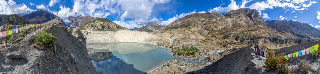 Unterhalb der Annapurna III (7555m) hat der Gletscher der Gangapurna (7355m) zwischen zwei mächtigen Randmoränen einen großen Gletschersee gebildet. Auf der anderen Seite des Marsyangdi-Flusses liegt auf einer Uferkiesbank der Ort Manang, über dem sich der Chulu East (6429m) und der Chulu Far East (6039m) erheben, Nepal, Oktober 2017.