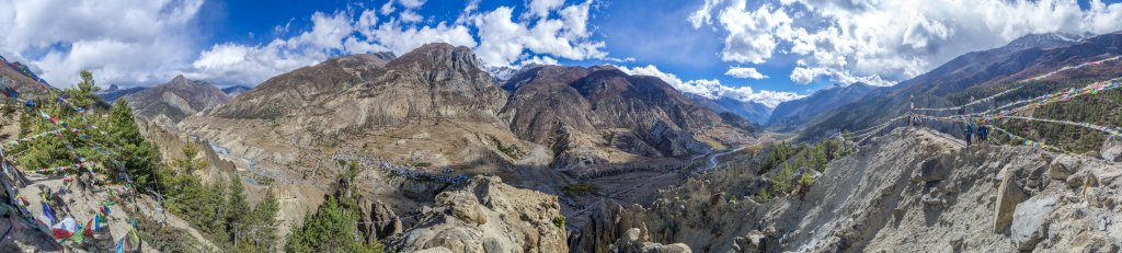 Vom Gangapurna Outlook oberhalb von Manang hat man einen weiten Blick über das Flußtal des Marsyangdi, an dessem südlichen Ende der Pisang Peak (6091m) durch die Wolken spitzt, Nepal, Oktober 2017.
