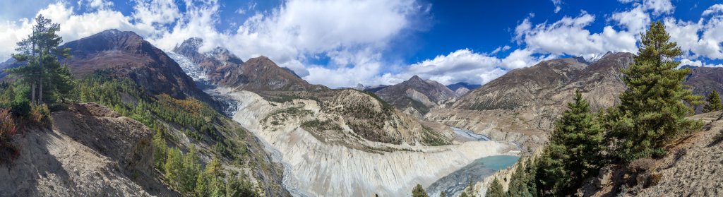 Blick auf den Gletscher des Gangapurna (7455m) mit seinen mächtigen Randmoränen und das rechte Seitental des Thorong Khola, dass uns zum Thorong La (5416m) führen wird, Nepal, Oktober 2017.