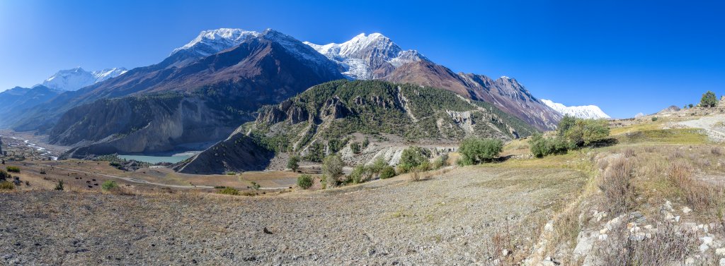 Große Gipfelschau kurz hinter Manang mit Annapurna II (7937m), Annapurna III (7555m), Gangapurna (7455m) und Tilicho Peak (7134m), Nepal, Oktober 2017.