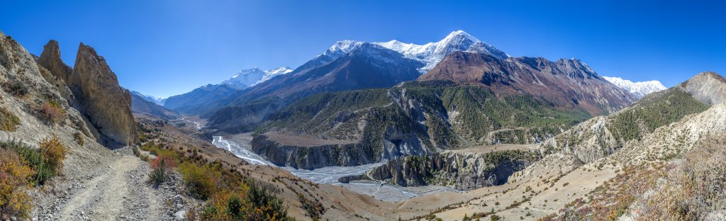 Oberhalb von Manang eröffnet sich ein weiter Blick durch das Flußtal des Marsyangdi vom fernen Manaslu (8156m) über Annapurna II (7937m), Annapurna III (7555m), Gangapurna (7455m) bis zum Tilicho Peak (7134m), Nepal, Oktober 2017.