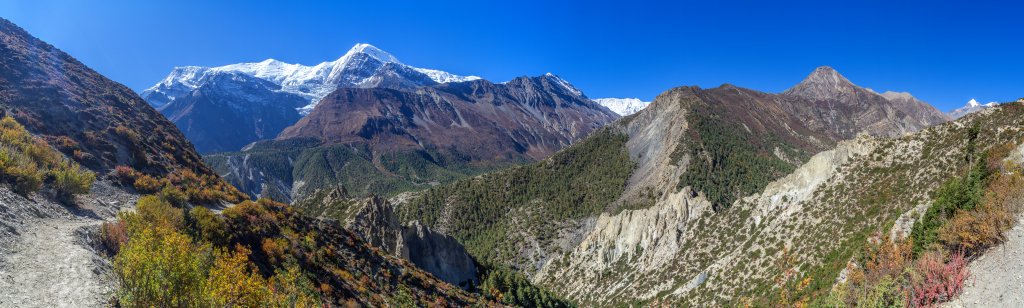 Mit steigender Höhe geraten Annapurna II und Tilicho Peak aus dem Blickfeld, während uns Annapurna III und Gangapurna noch länger begleiten; ganz rechts vermutlich der Khatung Kang (6484m) und der Syagang (6144m), Nepal, Oktober 2017.