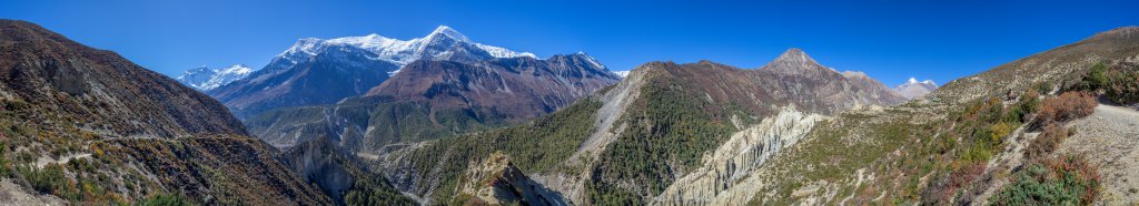 Blick auf die Annapurna-Bergkette mit Annapurna II, Annapurna III und Gangapurna kurz vorm Erreichen unserer Mittagsrast in Gunsang; rechts des felsigen und namenlosen 5000-ers wiederum der Khatung Kang (6484m) und der Syagang (6026m), Nepal, Oktober 2017.