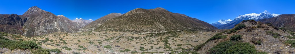 360-Grad-Panorama auf dem Weg nach Yak Kharta (4111m) mit den Bergen Khatung Kang (6484m), Syagang (6026m) und Yakawa Kang (6482m) am nördlichen Ende der Annapurna-Kette in der Nähe des Thorong La (5416m) und auf der anderen Seite mit der Annapurna II (7937m), der Annapurna III (7555m) und der Gangapurna (7455m), Nepal, Oktober 2017.