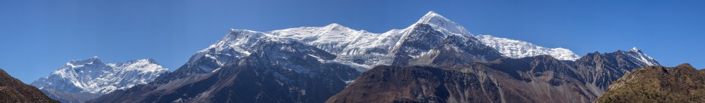 Großer Panoramablick auf Annapurna II (7937m), Annapurna III (7555m) und Gangapurna (7455m) in Gunsang im Aufstieg nach Yak Kharta, Nepal, Oktober 2017.