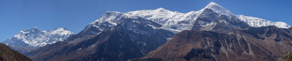 Großer Panoramablick auf Annapurna II (7937m), Annapurna III (7555m) und Gangapurna (7455m) in Gunsang im Aufstieg nach Yak Kharta, Nepal, Oktober 2017.