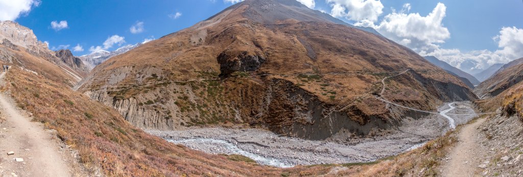 Auf der Etappe von Yak Kharta nach Thorong Phedi überqueren wir eine der längsten Hängebrücken des Annapurna Circuit Treks, Nepal, Oktober 2017.