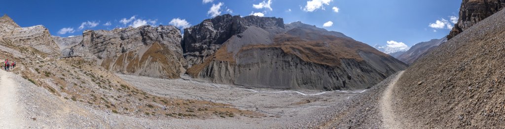 In Sichtweite der Lodge von Thorong Phedi (4527m) queren wir am Steilhang des Flußufers des Jharsang Khola eine von Steinschlag gefährdete Rinne, Nepal, Oktober 2017.