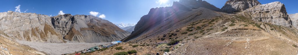 360-Grad-Panorama am Helikopter-Landeplatz oberhalb der Lodge von Thorong Phedi (4527m). Direkt vor uns beginnt der steile Aufstieg zum Thorong La (5416m), im Taleinschnitt des Jharsang Khola hat man einen letzten Blick auf die Annapurna III (7555m) und die Gangapurna (7455m), Nepal, Oktober 2017.