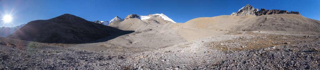 Kurz nach Sonnenaufgang um 6:30 Uhr auf 5100m unterhalb des Thorong Peak (6144m), Thorong La (5416m) und Yakawa Kang (6482m), Nepal, Oktober 2017.