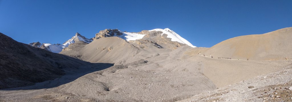 Auf ca. 5100m Höhe erscheint der vom Thorong Peak (6144m) überragte Passübergang des Thorong La (5416m) bereits zum Greifen nah, Nepal, Oktober 2017.