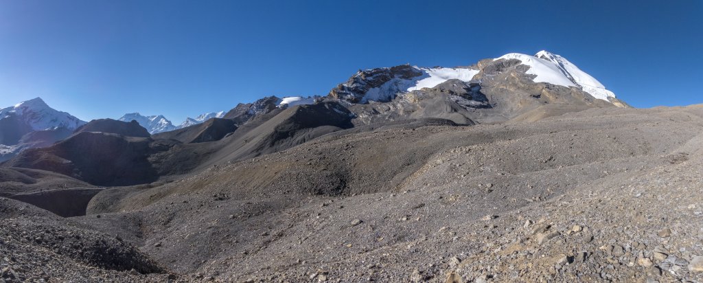 Kurz unter dem Thorong La (5416m) eröffnet sich der Blick auf die umgebenden Berge wie den Chulu West (6419m), die Annapurna II (7937m), Annapurna III (7555m), Syagang (6026m) und den den Pass überragenden Thorong Peak (6144m), Nepal, Oktober 2017.