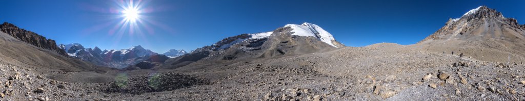 360-Grad-Panorama kurz vor Erreichen der Passhöhe am Thorong La (5416m) mit Blick auf die bis zu 6400m hohen und trotzdem namenlosen Bergkämme über Thorong Phedi, die eng beieinander stehenden Chulu West (6419m) und Chulu (6584m), Annapurna II (7937m), den Thorong Peak (6144m) und den Yakawa Kang (6482m), Nepal, Oktober 2017.