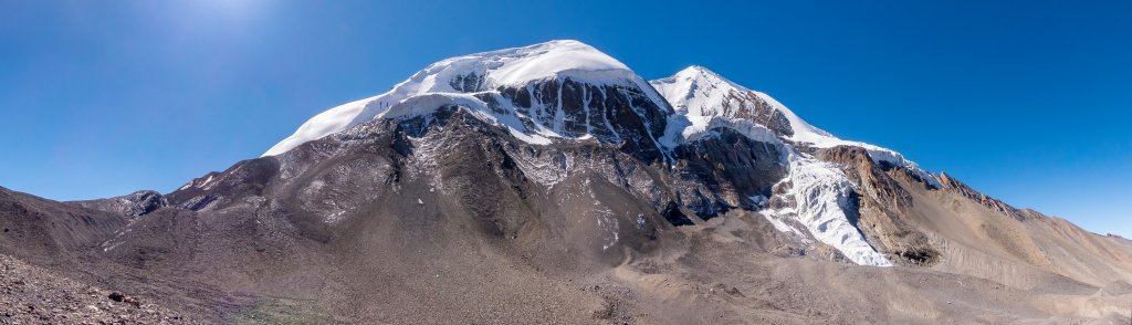 Der Thorong Peak (6144m) und Khatung Kang (6484m) vom Thorong La (5416m) aus, Nepal, Oktober 2017.