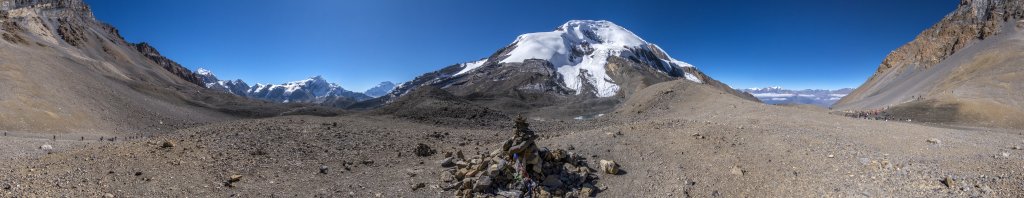 Der zwischen dem Thorong Peak (6144m) und dem Yakawa Kang (6482m) eingebettete Pass des Thorong La (5416m) ist geschafft. Im Osten schauen wir auf Chulu (6584m), Chulu West (6419m) und Annapurna II (7937m) während sich im Westen neue, bereits in Mustang liegende und 6000m bis 6400m hohe Bergketten zeigen, Nepal, Oktober 2017.