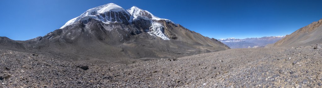 Beginn des langen Abstiegs über 1760 Höhenmeter vom Thorong La (5416m) bis nach Muktinath (3687m) unter den Gletscherhängen des Thorong Peak (6144m) und des Khatung Kang (6484m), Nepal, Oktober 2017.