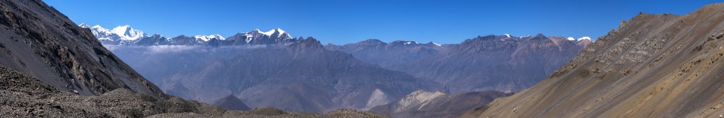 Im Abstieg vom Thorong La (5416m) nach Muktinath (3687m) eröffnet sich der Blick auf die 6000-er Bergketten des Königreichs Mustang und den Dhaulagiri (8167m), Nepal, Oktober 2017.