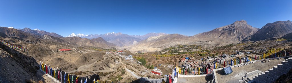 Morgendliches Panorama über den Tempel- und Wallfahrtsort Muktinath im Norden der Annapurna-Gruppe mit Blick auf die Bergketten Mustangs und den Dhaulagiri (8167m), Nepal, Oktober 2017.